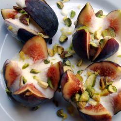 Figs with Ricotta and Pistachios