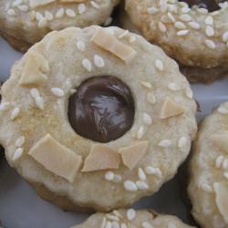Almond Sandwich Cookies with Nutell