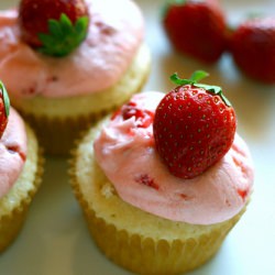 Vanilla Cupcakes Strawberry Frosting