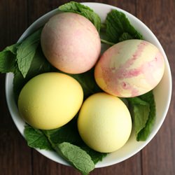 How to Naturally Dye Easter Eggs