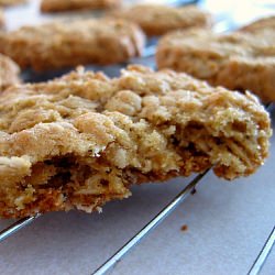 Thin and Crispy Oatmeal Cookies