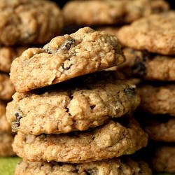 Chewy Crispy Oatmeal Raisin Cookies