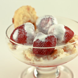 Strawberries and Cream w/Macaroons