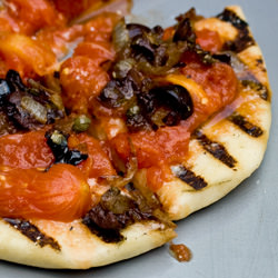 Grilled Pizza Puttanesca