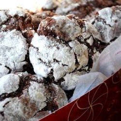 Minted Chocolate Crackle Cookies