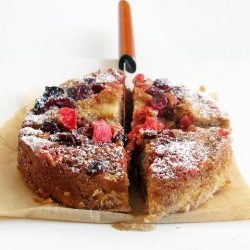 Apple, cranberry and Praline Cake