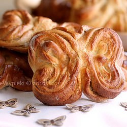 Sweet Buns with Halva Filling