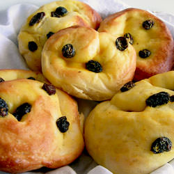 Raisin Custard Bun