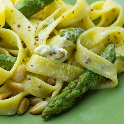 Pasta with Asparagus and Goat Chees