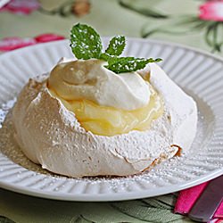 Meringue with Lemon Curd