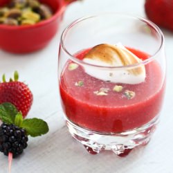 Strawberry soup with meringues