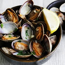 Easy Steamed Clams in White Wine