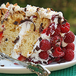 Sponge Cake w/Berries & Cream