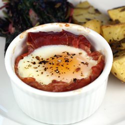 Shirred Eggs in Prosciutto Cups