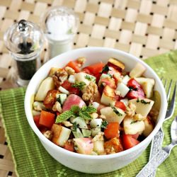 Apple, Tomato-Grilled Paneer Salad