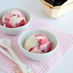 Cheesecake Ice Cream with Blackberry