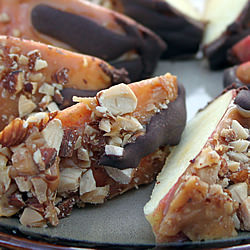How to Cut & Serve Caramel Apples