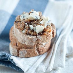 Crostini With Mushrooms and Gorgonzola