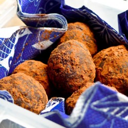 Chocolate & Peanut Butter Raw Balls