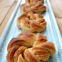 Cinnamon Rolls with Apple Taste