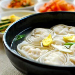 Manduguk (Korean Dumpling Soup)