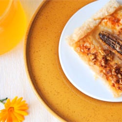 Cake with Bananas, Nuts and Honey