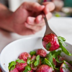 Rabanos Asados con Anchoa y Rúcula