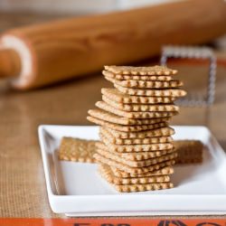 Easy Cheezy Crackers