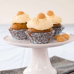 Amaretti-Apricot Cupcakes