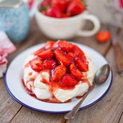 Mini Strawberry Pavlova Pies!