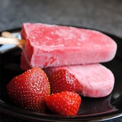 Healthy Frozen Strawberry Popsicles