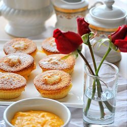 Cupcakes Filled with Lemon Curd