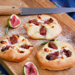 Pizza w/ Figs & Goat Cheese