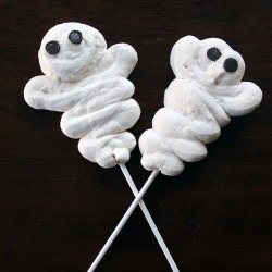 Boo-tiful Meringue Ghost Pops
