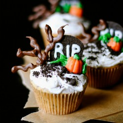Spooky Graveyard Halloween Cupcakes