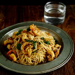 Donna Hay’s Garlic Prawn Pasta