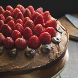 Pastel de Chocolate & Fresas