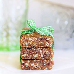 Chewy Oatmeal Raisin Cookie Bars
