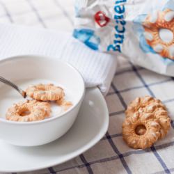 Milk and Bucaneve Cookies