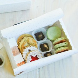 Pistachio Macarons Quince Cream
