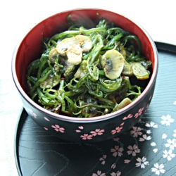 Kelp-Mushroom Stir-Fry