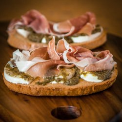 Bruschetta w/ Arugula Pesto