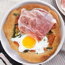 Ham & Egg Breakfast Pizza