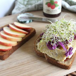 Tempeh Cheddar & Apple Sandwich