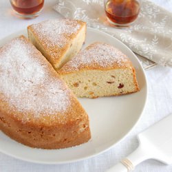 Almond and raisin cake