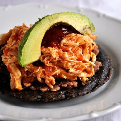 Tostada de Tinga de Pollo