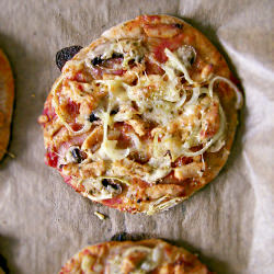 Mini pizzas w/ chili chicken