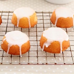 Mini lemon cakes