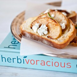 Apple Blue Cheese Crostini
