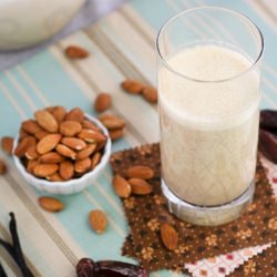 Almond, Date and Vanilla Smoothie